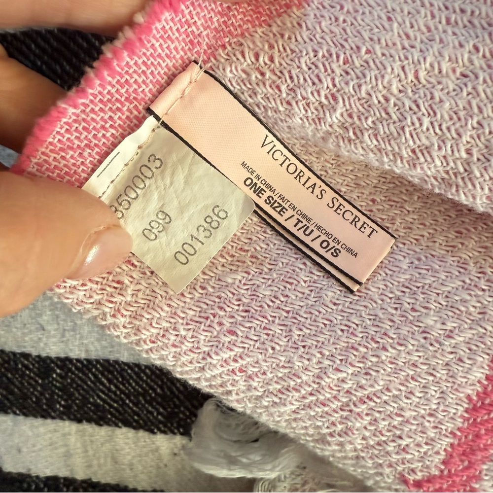 Victoria’s Secret woven logo beach blanket throw - Picture 6 of 7